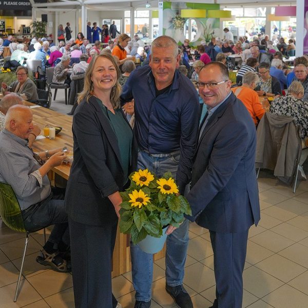 Jubilarissen-Keukenhof-De-Zonnebloem-in-zonnetje-gezet-door-Sunsation_Floranews